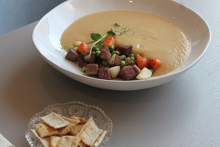 Гороховый крем-суп с кубиками копченой говядины и фермерскими овощам