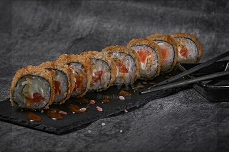 Жареный ролл Сяке свит