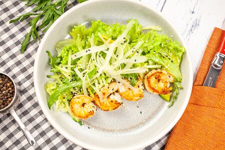 Салат из креветок, сельдерея и авокадо