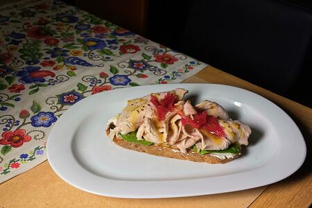 Брускетта с пастрами