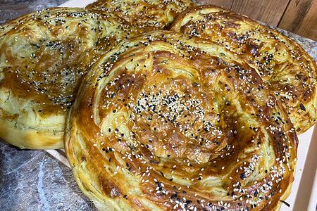 Лепёшка слоенное с луком