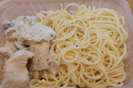 Спагетти с курицей и грибами в сметанном соусе