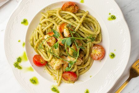 Спагетти с креветками и соусом песто