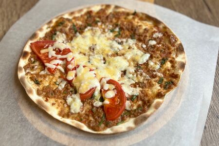 Ламаджо с мясом, сыром и помидором