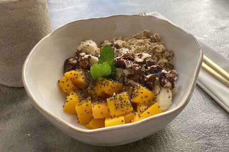 Домашняя гранола с орехами, бананом и манго