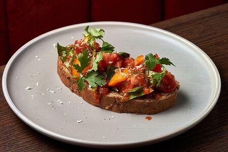 Брускетта с томатами