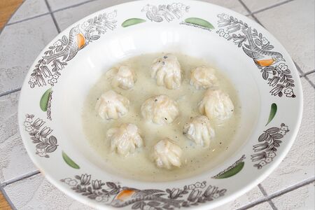 Мини-хинкали в соусе на основе горгонзолы