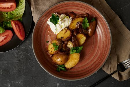 Жареный картофель с вешенками и сметаной