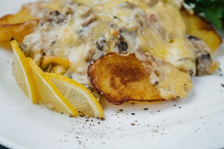 Судак, запеченный с картофелем и грибами