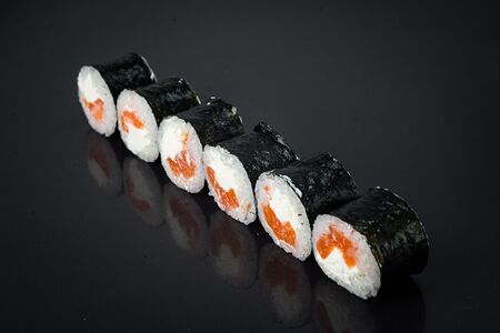 Малый ролл с лососем и сыром №58