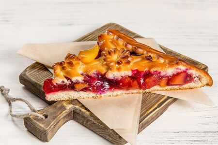 Пирог с абрикосом и вишней