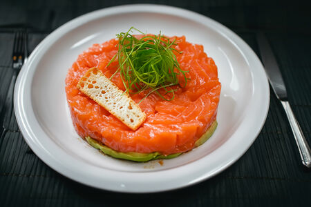 Тартар из семги и авокадо