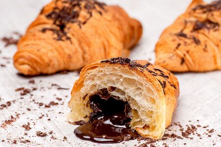Круассан с шоколадной начинкой