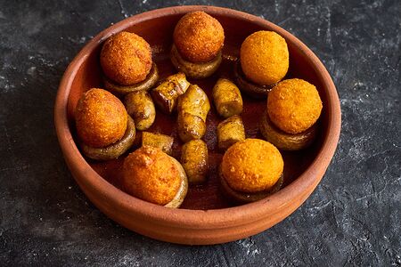 Шампиньоны, фаршированные сыром сулугуни