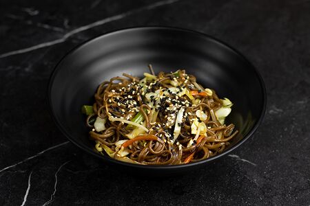 Лапша гречневая с овощами