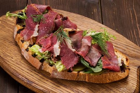 Брускетта с пастрами