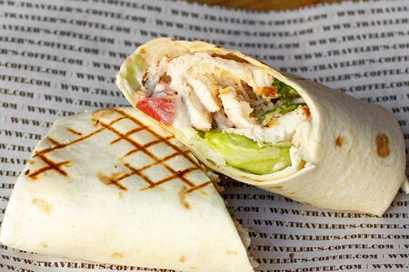 Ролл с цыпленком и соусом Цезарь