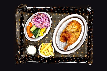 Половина курицы гриль с салатом коул слоу маринованными овощами и картошкой фри