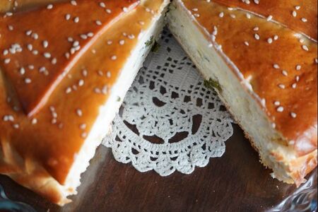 Пирог с адыгейским сыром и зелёным луком