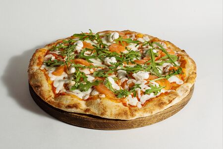 Пицца с лососем и сливочным сыром