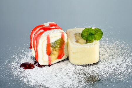 Сладкий ролл с бананом, киви и сыром