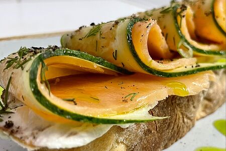 Брускетта с семгой