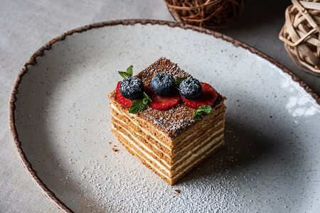 Пирожное Медовик