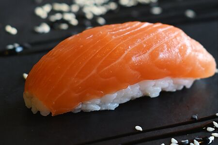 Суши с лососем