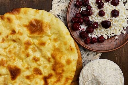 Пирог с творогом и вишней