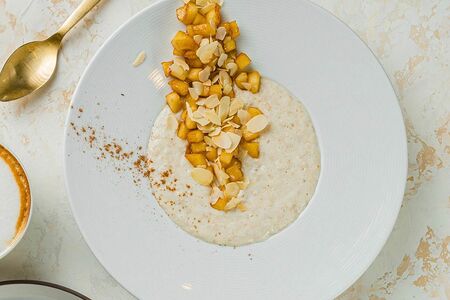 Овсяная каша с яблоком и миндалем