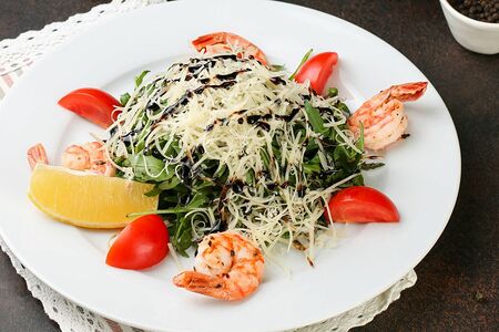 Теплый салат из рукколы с креветками