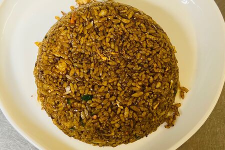 Жареный рис с говядиной, яйцом и овощами