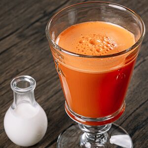 Морковный свежевыжатый сок со сливками