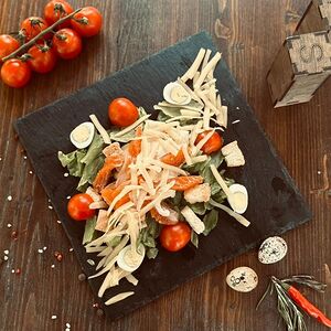 Салат Цезарь с семгой