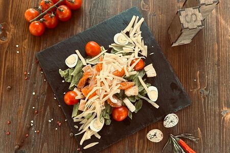 Салат Цезарь с семгой