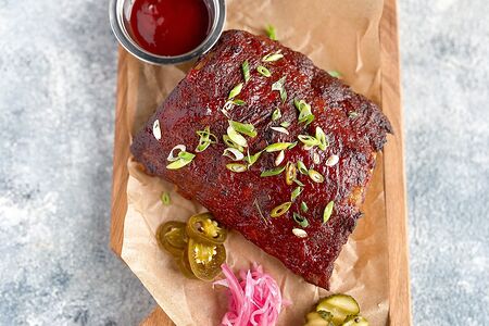 Cвинoе ребро BBQ с бурбонским огурцом