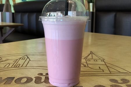 Клубничный молочный коктейль