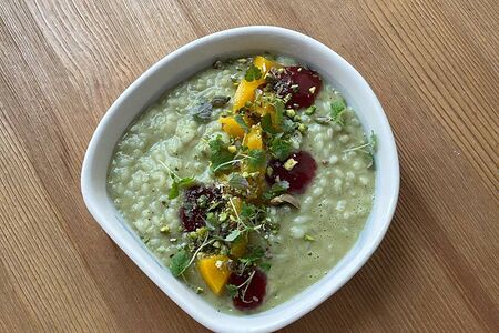 Фисташковая рисовая каша с персиком и ежевичным соусом