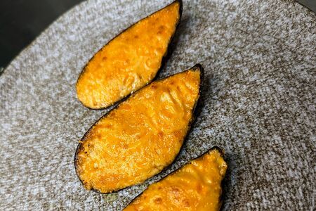 Запеченные мидии под сырным соусом