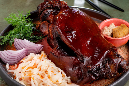 Свиная рулька с квашеной капустой