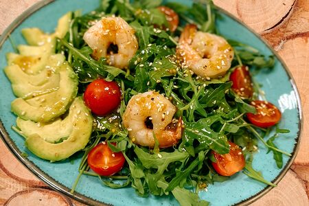 Руккола с креветками и авокадо