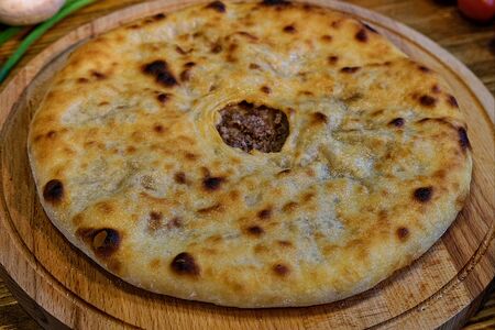 Осетинский пирог с мясом, помидорами и зеленью
