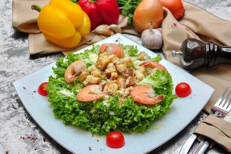 Салат Цезарь с креветками