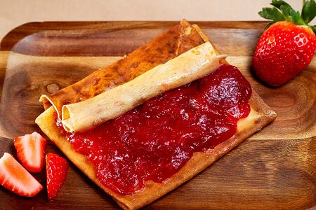 Блинный чизкейк с клубникой