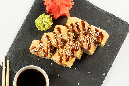 Жареный ролл с креветкой