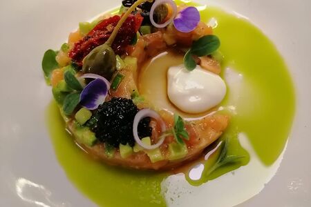 Тартар из лосося с авокадо