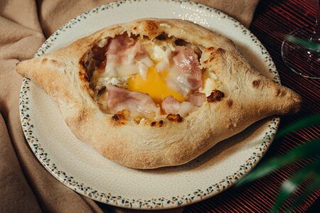 Хачапури по-аджарски с курицей и беконом