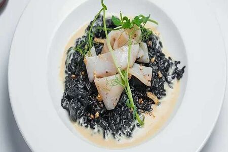 Чёрное ризотто с морепродуктами