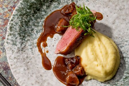 Утиная грудка с соусом из инжира