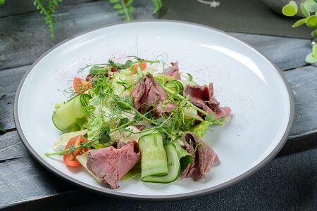 Салат с ростбифом и вителло тоннато